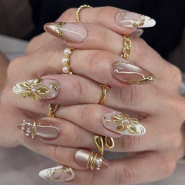 Künstlerisches Press-On Nagelkunst-Set mit eleganten floralen Akzenten Karnz