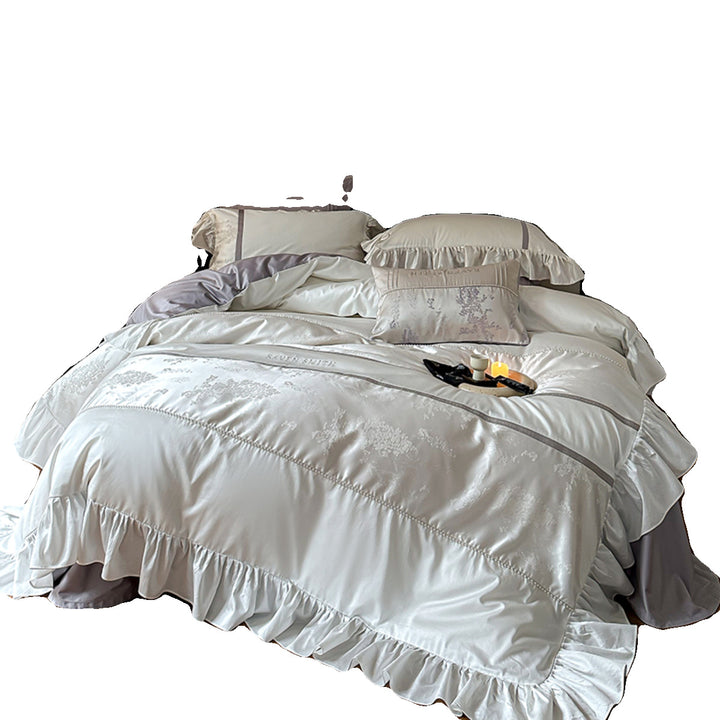 Elegante Satin-Bettgarnitur mit Rüschenvolant, feinem Jacquard und Zierkissen
