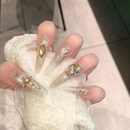 Dekorative Nagelkunst Karnz