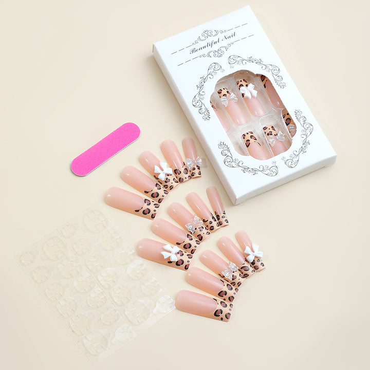 Dekoratives Press-On-Nagelset mit schickem Tierdruck und Edelsteinakzenten Karnz