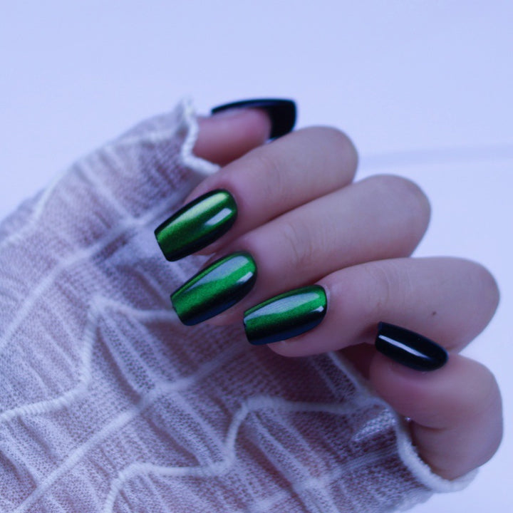 Kunstnägel mit schimmerndem Metallic-Effekt Karnz