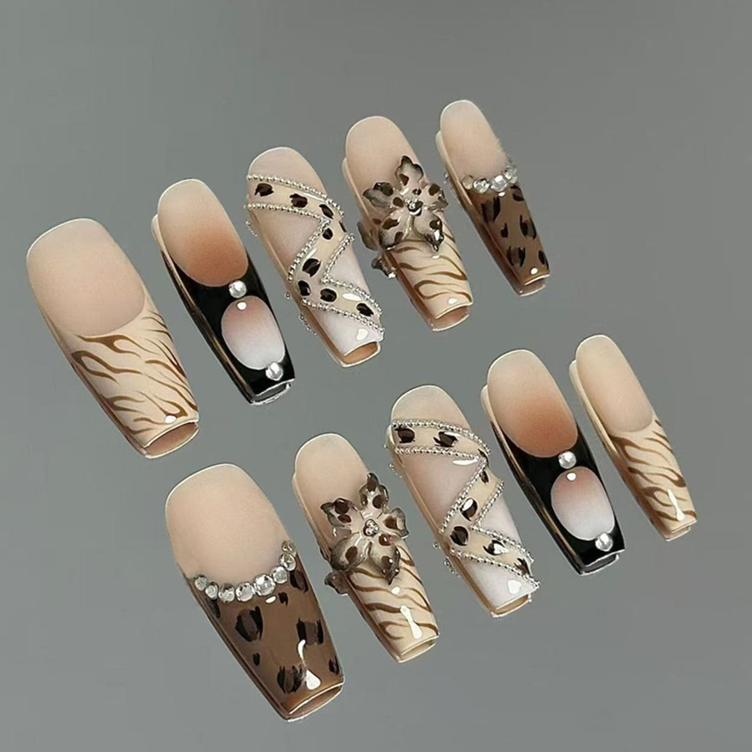 Glamouröses Nagelset Karnz