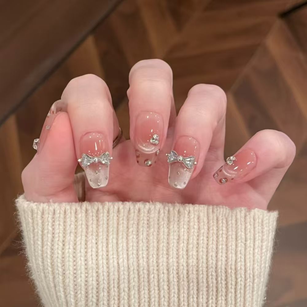 Kunstnägel mit Zarten Strass- und Schleifenakzenten Karnz
