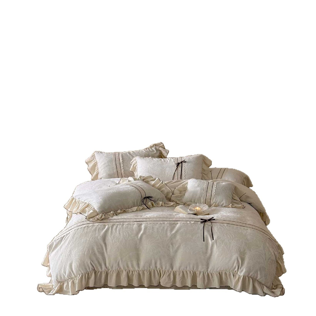 Boudoir-Bettwäschegarnitur aus Baumwoll-Satin mit Jacquardstruktur, Rüschenvolant und Zierband-Schleifen