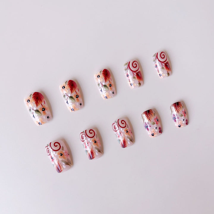 Kunstnagelset mit auffälligen floralen Verzierungen Karnz