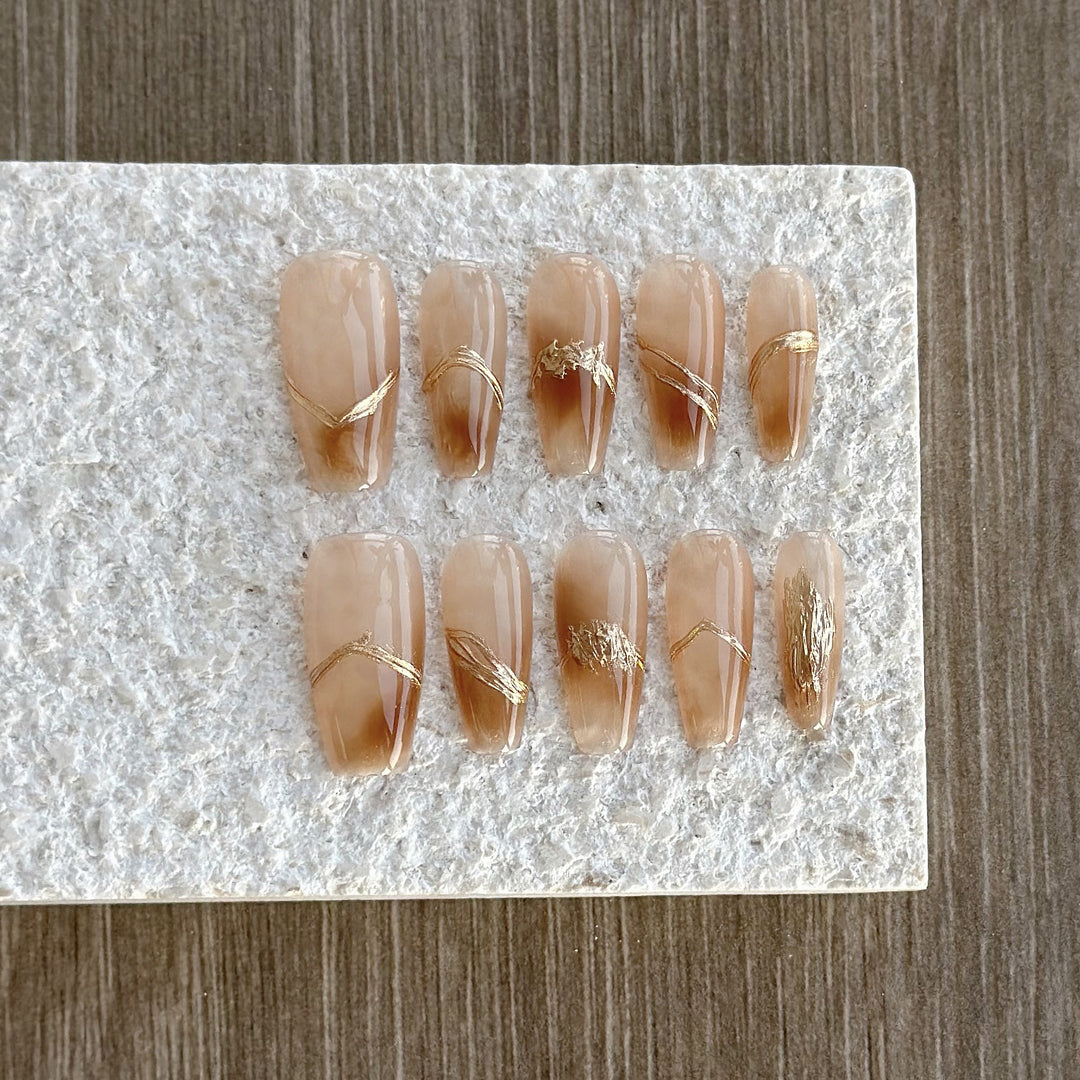 Luxuriöses Nagelkunstset mit goldenen Akzenten