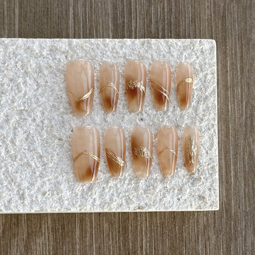 Luxuriöses Nagelkunstset mit goldenen Akzenten