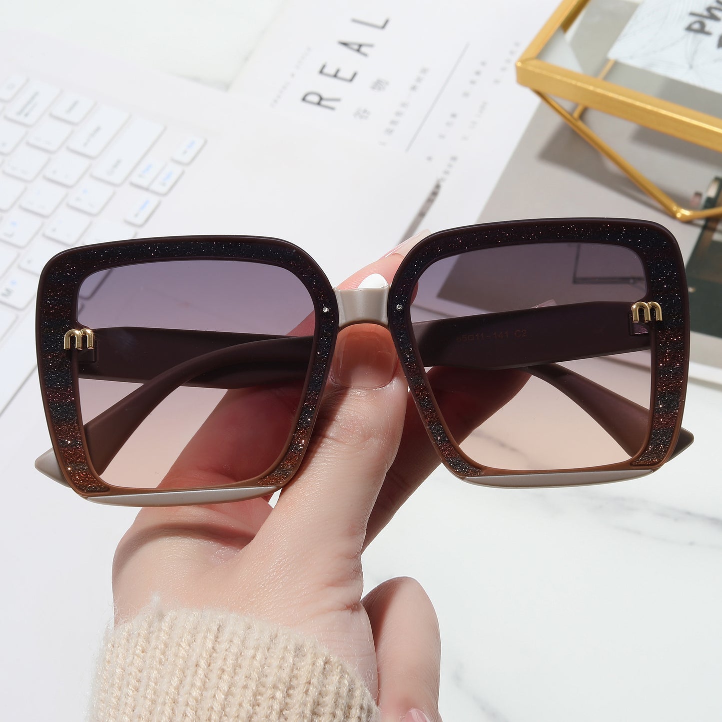Damen modische quadratische Sonnenbrille mit funkelndem Rahmen Karnz