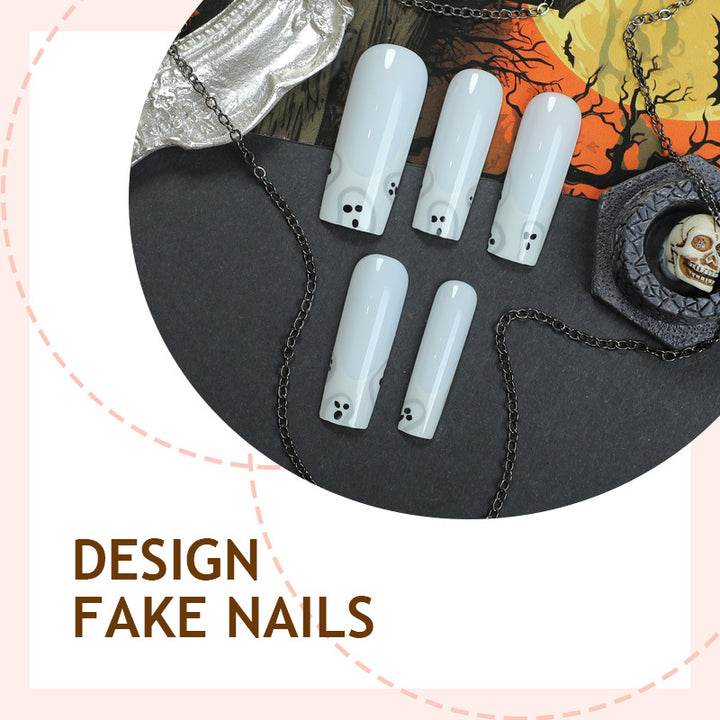 Kunstnagelset mit gruseligem Geisterdesign Karnz
