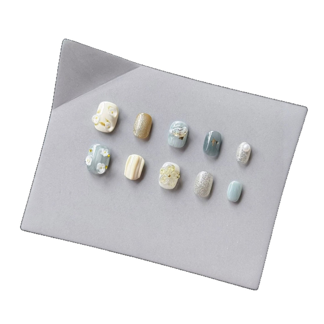 Dekorativer Press-On Nagelkunst Set mit eleganten Blumen- und Glitzerelementen