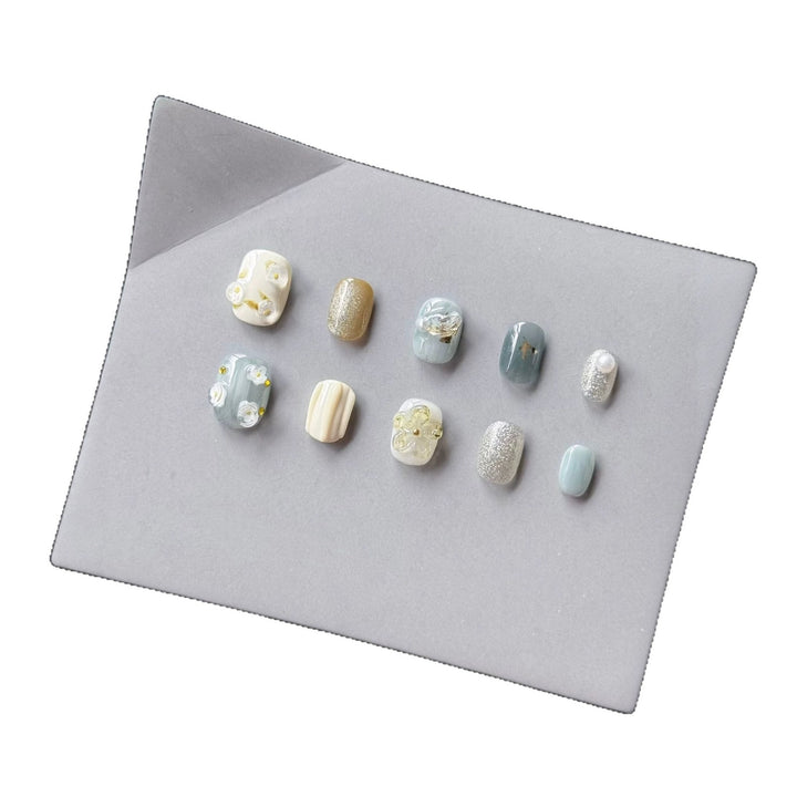 Dekorativer Press-On Nagelkunst Set mit eleganten Blumen- und Glitzerelementen
