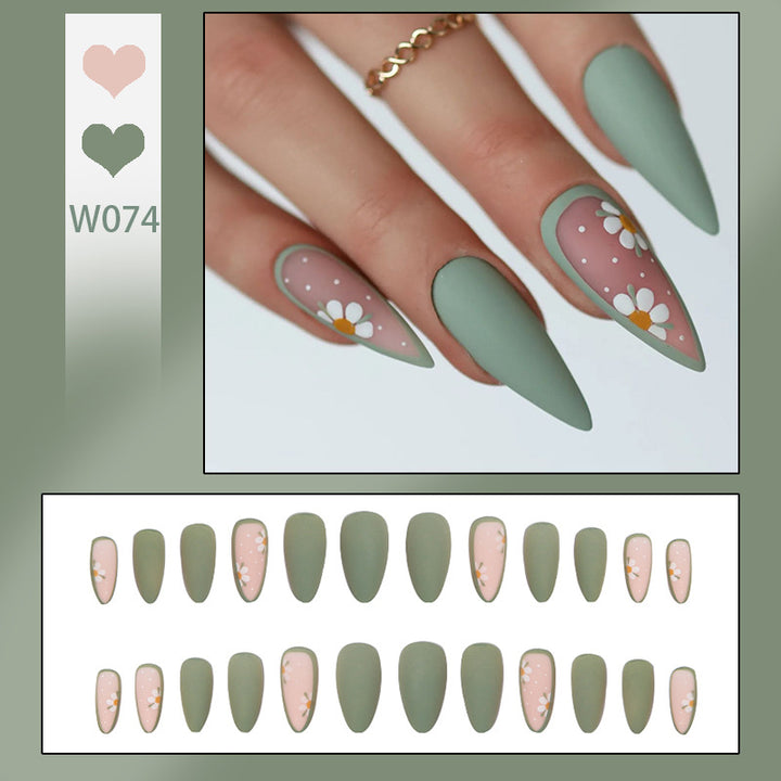 Kunstvolle Nagelspitzen mit Blumendesign Karnz