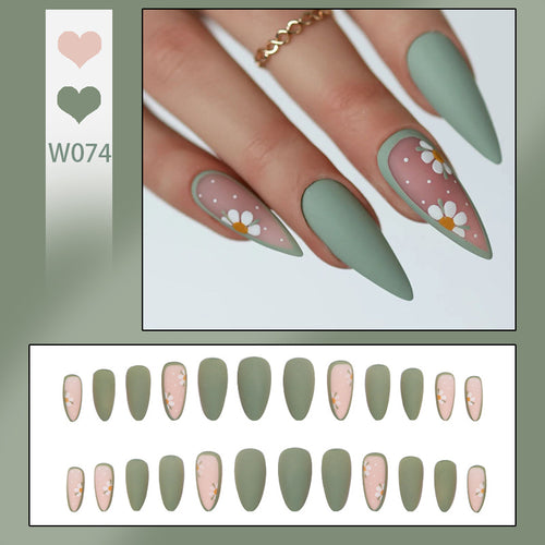 Kunstvolle Nagelspitzen mit Blumendesign Karnz