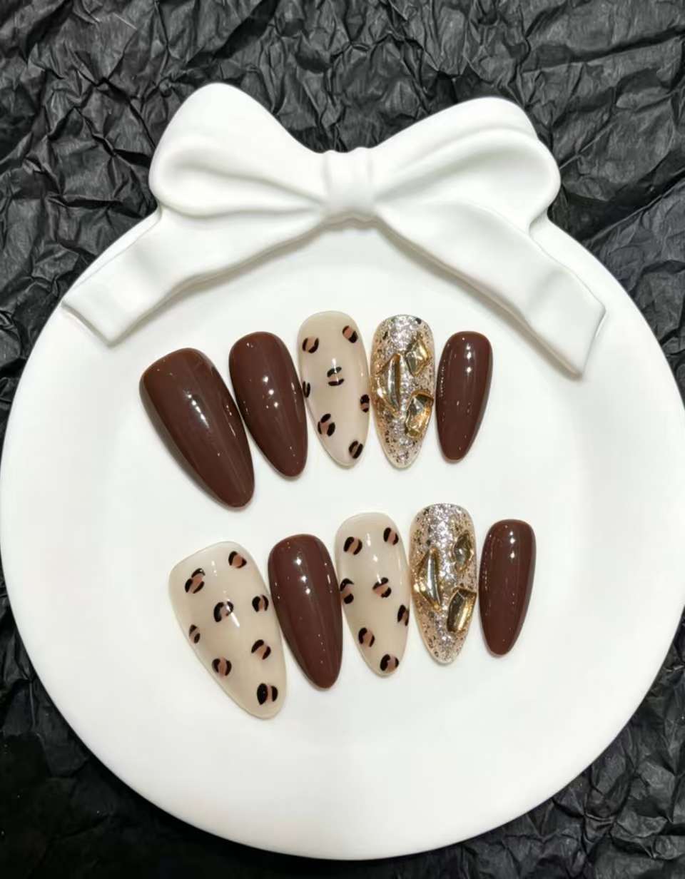 Dekoratives Press-On Nagelkunst-Set mit floralen und verspielten Designs
