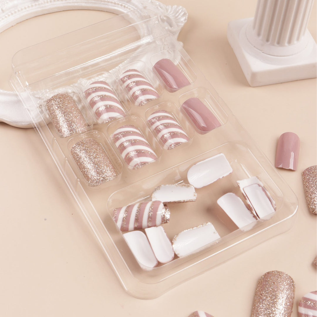 Glamouröse Glitter- und Streifen-Press-On-Nagelkunst Karnz