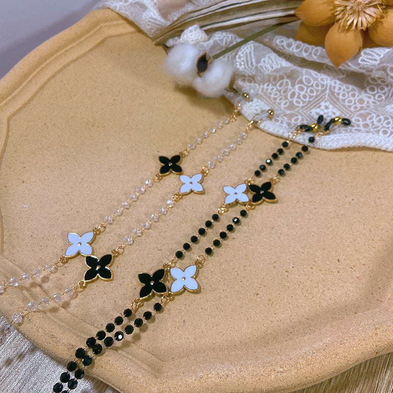 Elegante Perlenkette mit Blütenanhängern Karnz