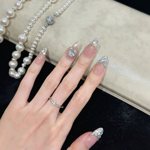 Elegante mit Strass akzentuierte Press-On-Nagelspitzen Karnz