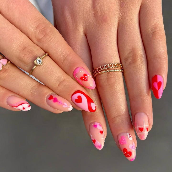 Kunstnagelset mit romantischen Herzmotiven und modernen Designs Karnz