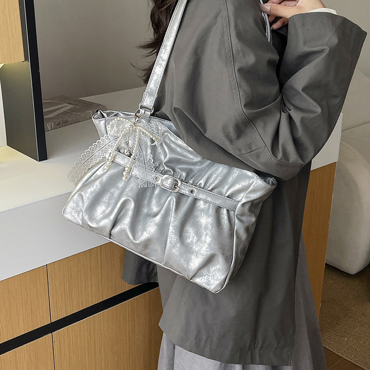 Elegante Leder Tragetasche mit dekorativen Akzenten