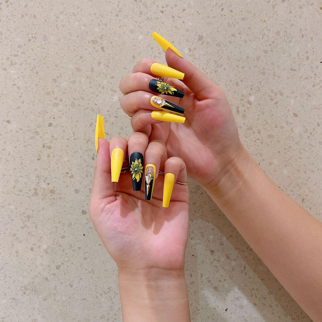 Kunstnagelset mit glamourösen 3D-Verzierungen und detaillierter Blumenillustration Karnz