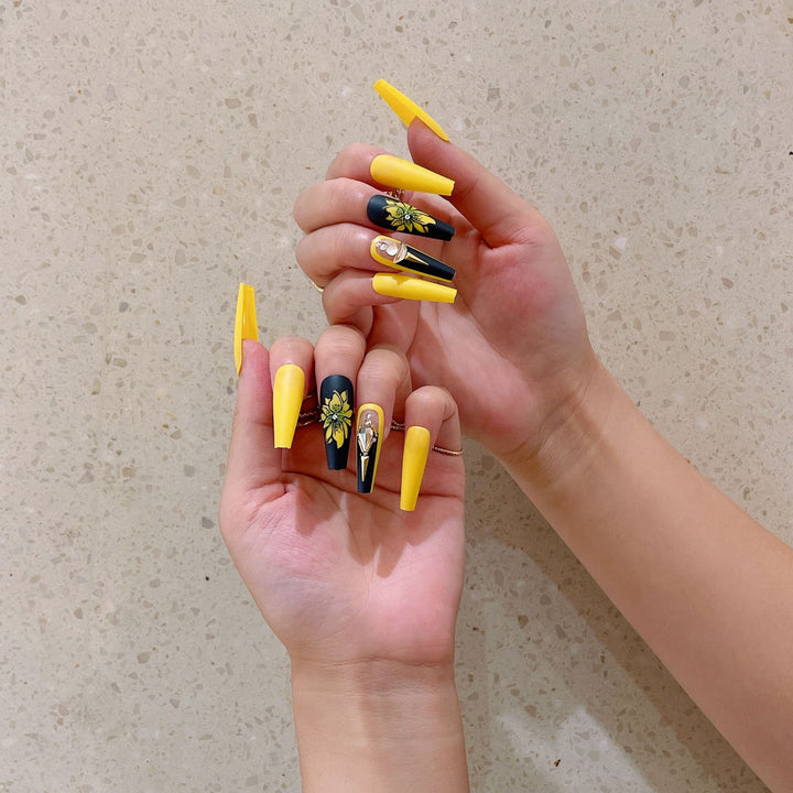 Kunstnagelset mit glamourösen 3D-Verzierungen und detaillierter Blumenillustration Karnz