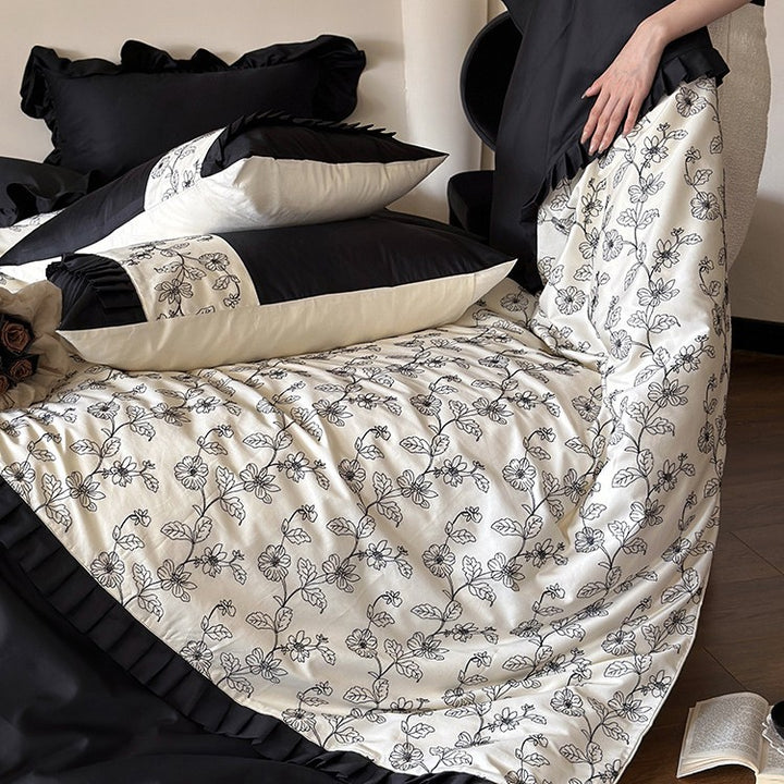 Elegante Wendebettwäsche-Garnitur aus feinem Satin mit botanischem Konturprint und Plissee-Bordüre