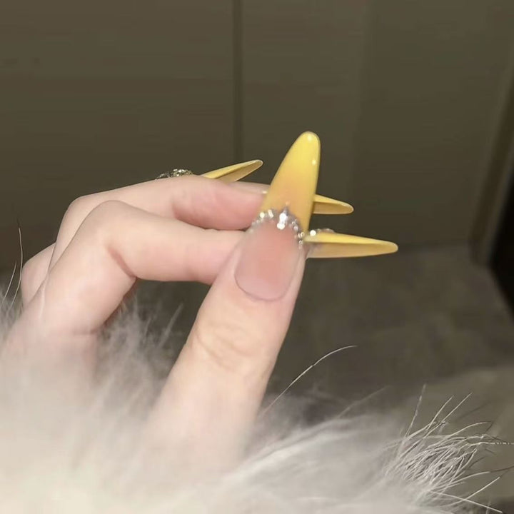 Stiletto-Nagelverlängerungen mit dekorativen Akzenten