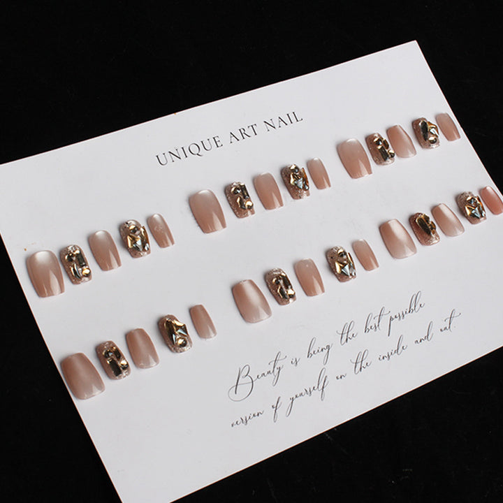 Glamouröse Press-On Nagelkunst mit Rhinestone-Akzenten