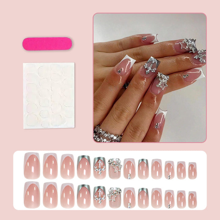 Kunstnagelset mit glamourösen 3D-Verzierungen und eleganten Akzenten Karnz