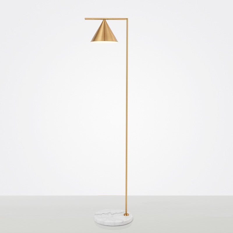 Künstlerische Stehlampe mit schickem Kegelschirm