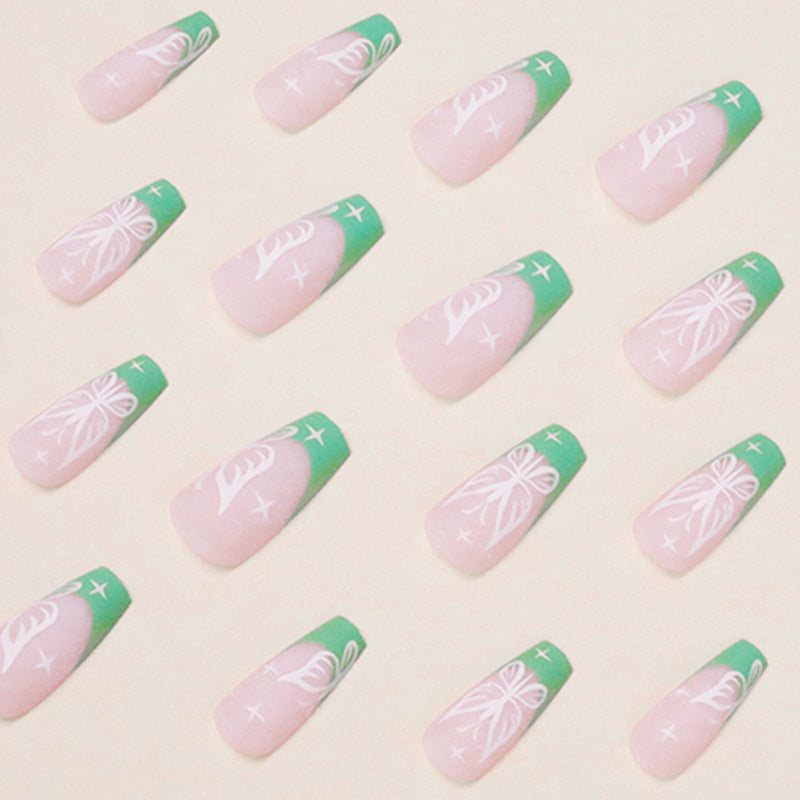 Kunstvolle Nailart mit floralen Akzenten Karnz