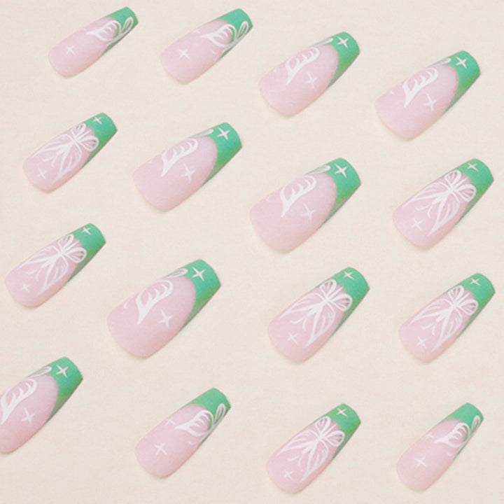Kunstvolle Nailart mit floralen Akzenten Karnz