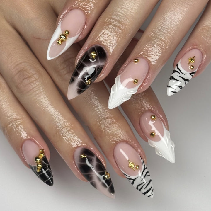 Elegante Stiletto Nagelkunstverlängerungen mit geometrischem Design Karnz