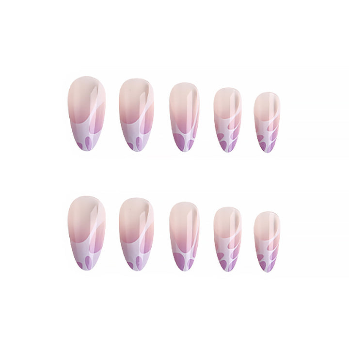 Kunstvolle Nagelspitzen mit elegantem Muster Karnz