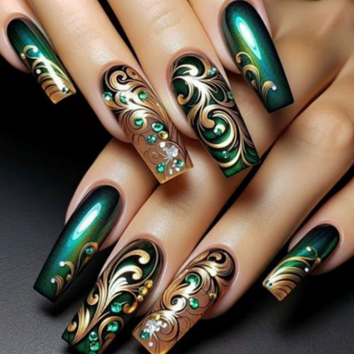 Kunstnägel mit Eleganten Gold- und Grüntönen Karnz