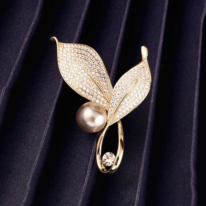 Elegante und Glamouröse Brosche mit Perlen und Kristallen Karnz