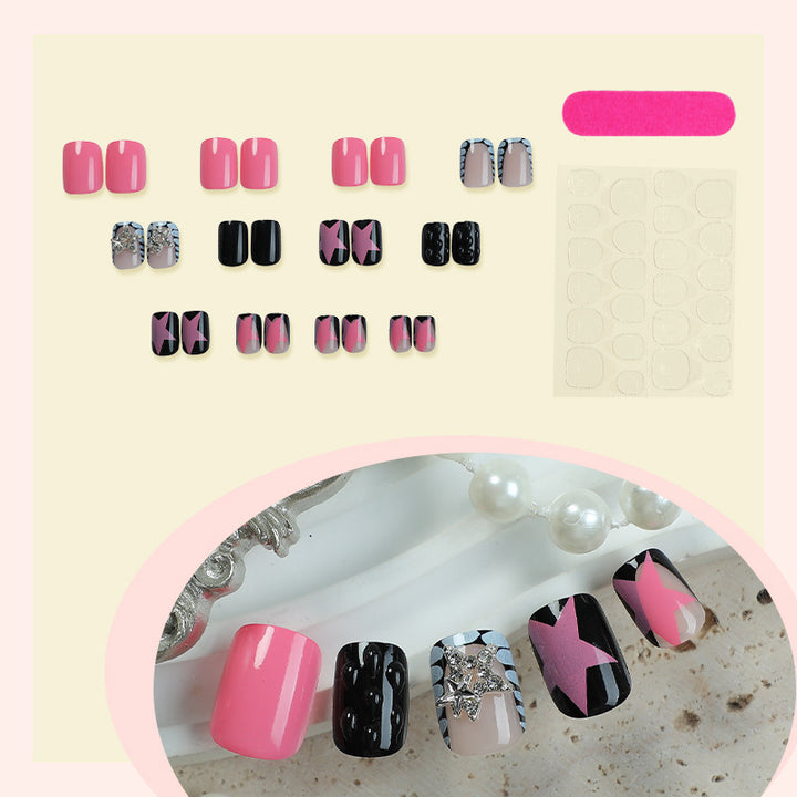 Kunstnagelset mit buntem Design und kreativen Details Karnz