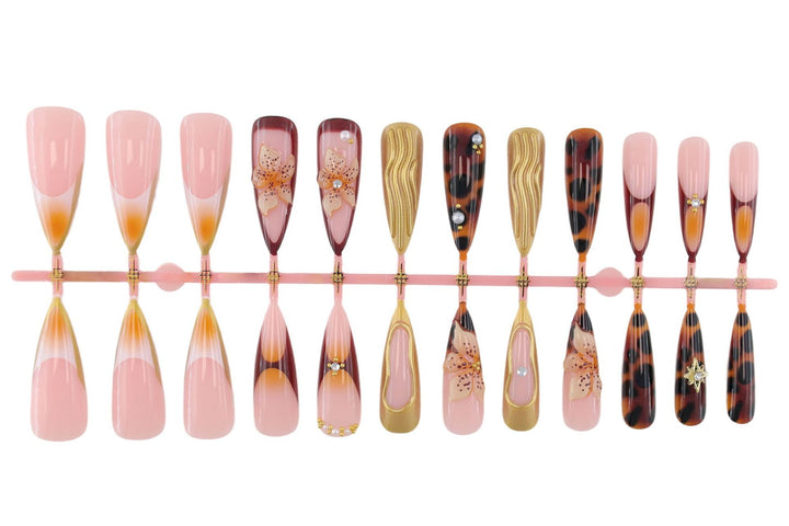 Kunstnägel Set mit eleganten 3D-Blumen und glamourösen Akzenten Karnz