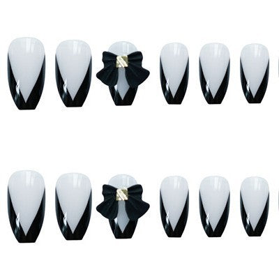 Dekoratives Press-On Nagelkunst-Set mit floralem Akzent