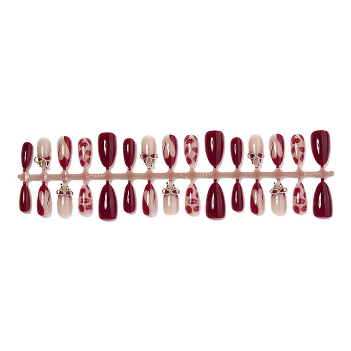 Kunstnagelset mit romantischen Schleifen- und Kusslippenmotiven Karnz