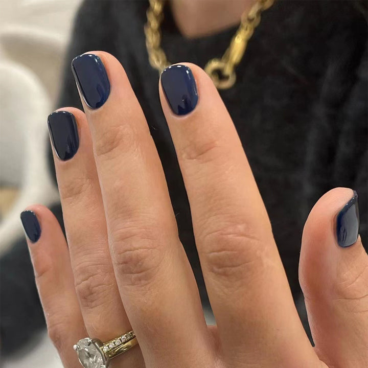 Elegante Nagelkunst mit Glanzfinish Karnz