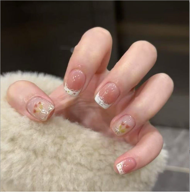 Kunstvolle Nagelkunst mit Glitzer- und Blumenapplikationen Karnz