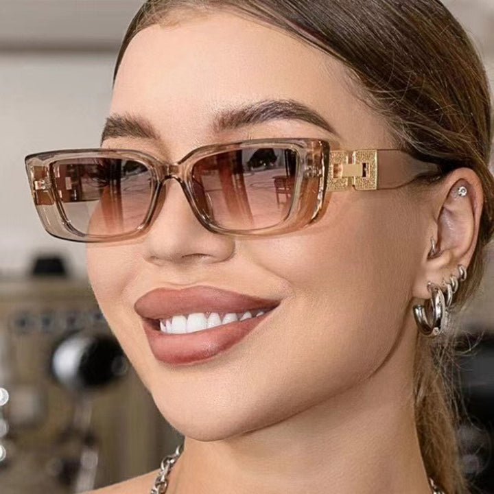 Übergroße quadratische Sonnenbrille mit glamourösem Akzent Karnz