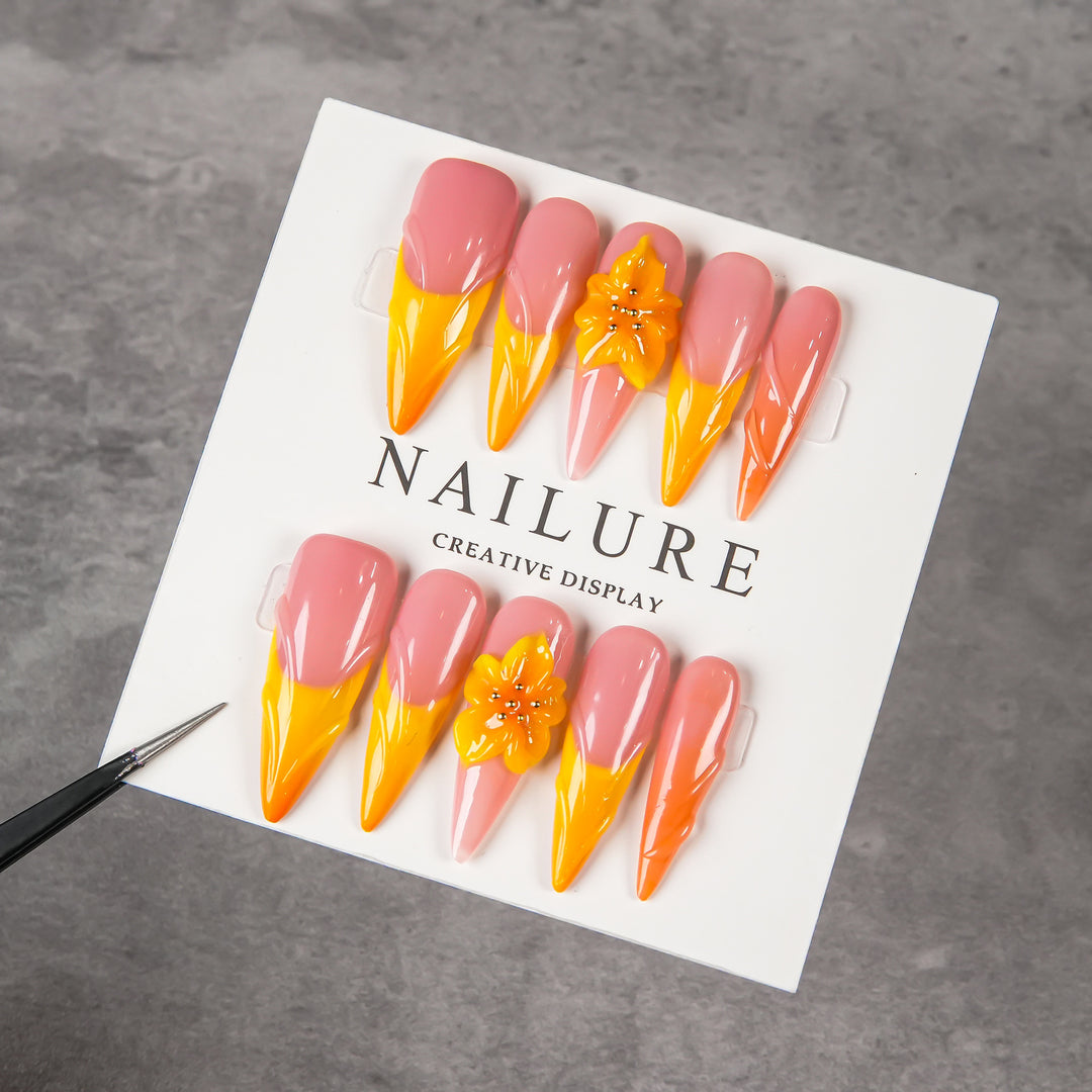 Künstlerisches Stiletto Press-On Nagelset mit Blumenakzenten