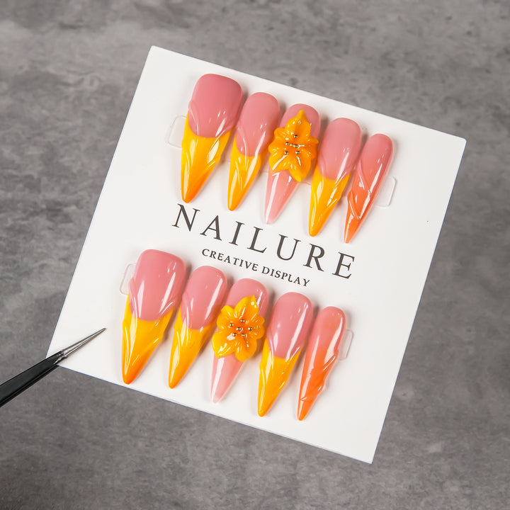 Künstlerisches Stiletto Press-On Nagelset mit Blumenakzenten