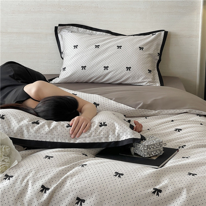Luxuriöses Baumwollsatin-Bettwäsche-Set mit Schmetterlingsmotiv und kontrastierter Rahmenkante