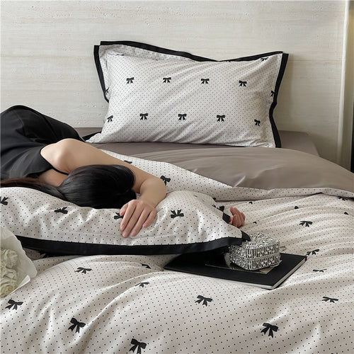 Luxuriöses Baumwollsatin-Bettwäsche-Set mit Schmetterlingsmotiv und kontrastierter Rahmenkante