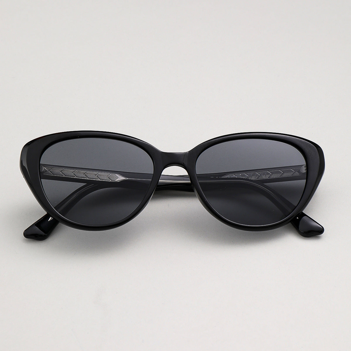 Damen moderne Sonnenbrille mit klassischem Schwung Karnz