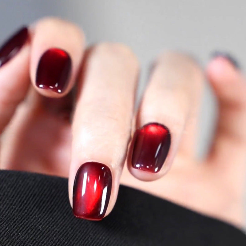 Kreatives Kunstnagelset mit Glitzer- und eleganten Muster Akzenten Karnz