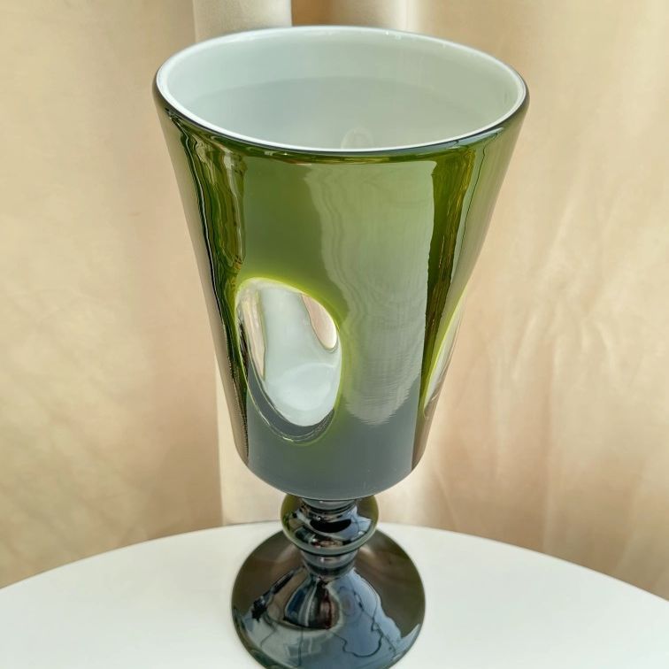 Hohe Sockel Handgeblasene Dekorative Kelch-Style Glasvase mit Gestapeltem Stiel Karnz